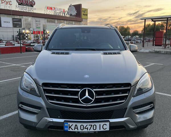 Серый Мерседес М-Класс, объемом двигателя 2.2 л и пробегом 277 тыс. км за 20000 $, фото 1 на Automoto.ua