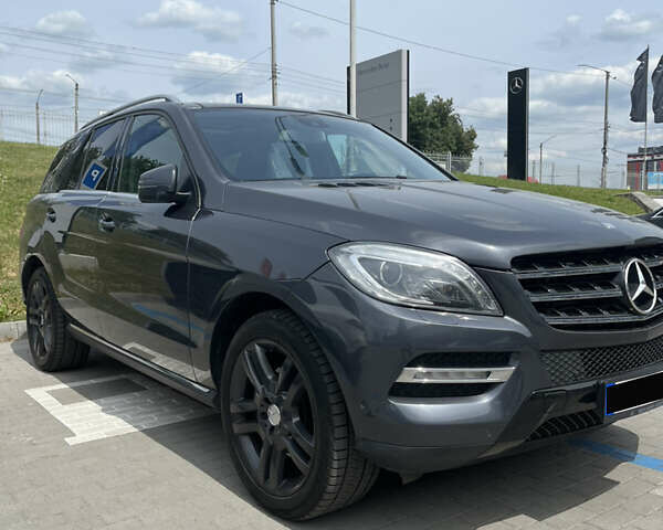 Серый Мерседес М-Класс, объемом двигателя 2.99 л и пробегом 217 тыс. км за 25300 $, фото 1 на Automoto.ua