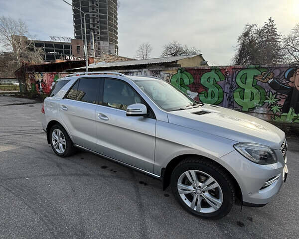 Серый Мерседес М-Класс, объемом двигателя 2.99 л и пробегом 186 тыс. км за 25000 $, фото 1 на Automoto.ua