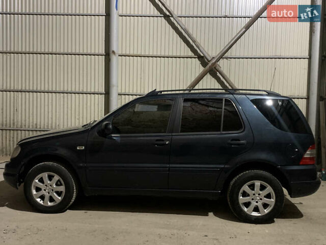 Синий Мерседес М-Класс, объемом двигателя 3.2 л и пробегом 400 тыс. км за 4800 $, фото 1 на Automoto.ua