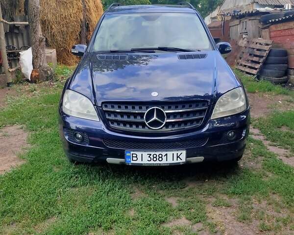 Синій Мерседес М-Клас, об'ємом двигуна 3 л та пробігом 337 тис. км за 9000 $, фото 1 на Automoto.ua