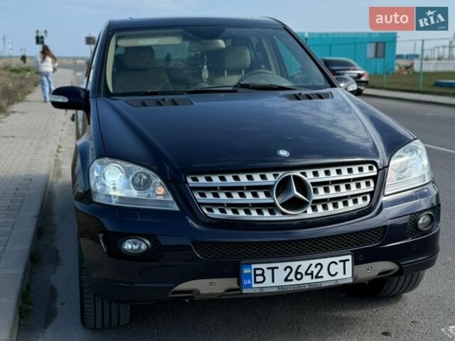 Синій Мерседес М-Клас, об'ємом двигуна 3.5 л та пробігом 250 тис. км за 10000 $, фото 1 на Automoto.ua