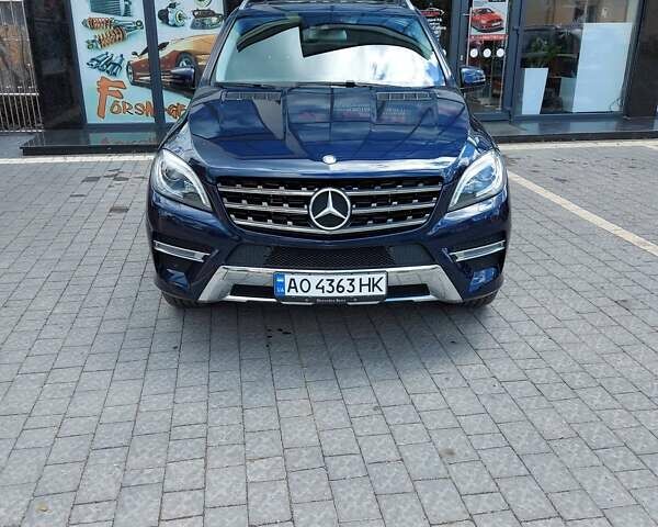 Синий Мерседес М-Класс, объемом двигателя 3 л и пробегом 220 тыс. км за 25000 $, фото 1 на Automoto.ua