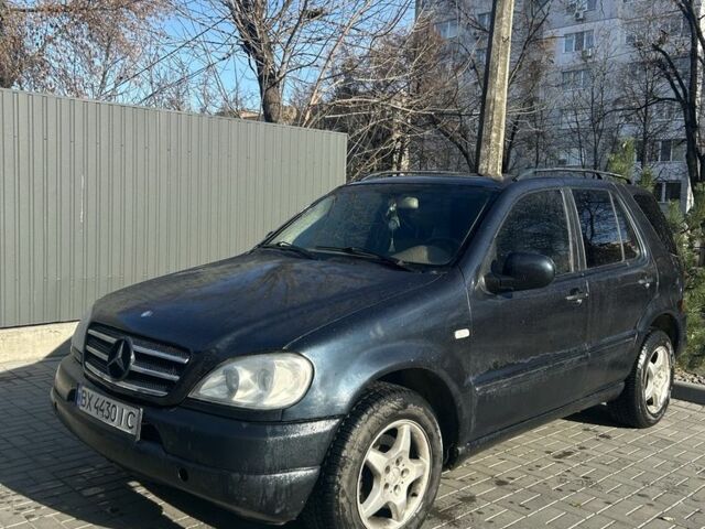 Черный Мерседес МЛ 320, объемом двигателя 3.2 л и пробегом 2 тыс. км за 7500 $, фото 1 на Automoto.ua