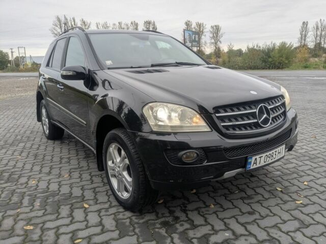 Черный Мерседес МЛ 320, объемом двигателя 3 л и пробегом 500 тыс. км за 10100 $, фото 1 на Automoto.ua