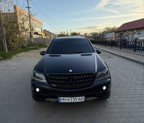 Черный Мерседес МЛ 320, объемом двигателя 3 л и пробегом 293 тыс. км за 11000 $, фото 1 на Automoto.ua