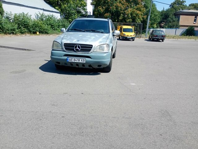 Серый Мерседес МЛ 320, объемом двигателя 3.2 л и пробегом 515 тыс. км за 3950 $, фото 1 на Automoto.ua