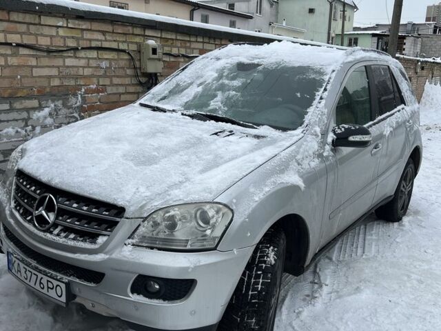 Серый Мерседес МЛ 320, объемом двигателя 3 л и пробегом 300 тыс. км за 5999 $, фото 1 на Automoto.ua