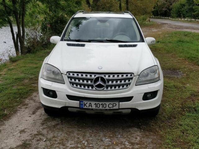 Белый Мерседес МЛ 350, объемом двигателя 3.5 л и пробегом 270 тыс. км за 8200 $, фото 1 на Automoto.ua