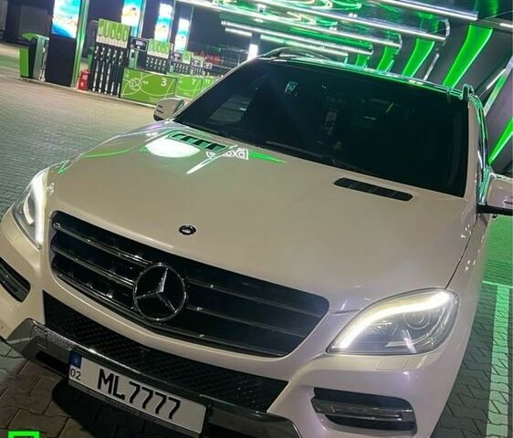 Белый Мерседес МЛ 350, объемом двигателя 3 л и пробегом 204 тыс. км за 19500 $, фото 1 на Automoto.ua