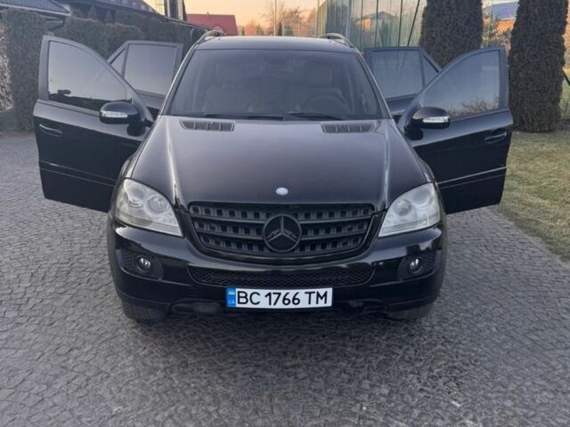 Черный Мерседес МЛ 350, объемом двигателя 3.5 л и пробегом 270 тыс. км за 5999 $, фото 1 на Automoto.ua
