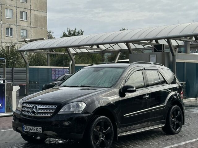 Черный Мерседес МЛ 350, объемом двигателя 3.5 л и пробегом 300 тыс. км за 9500 $, фото 1 на Automoto.ua