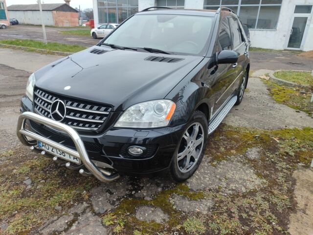 Черный Мерседес МЛ 350, объемом двигателя 3.5 л и пробегом 400 тыс. км за 11000 $, фото 1 на Automoto.ua