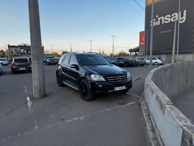 Черный Мерседес МЛ 350, объемом двигателя 3.5 л и пробегом 320 тыс. км за 10500 $, фото 1 на Automoto.ua