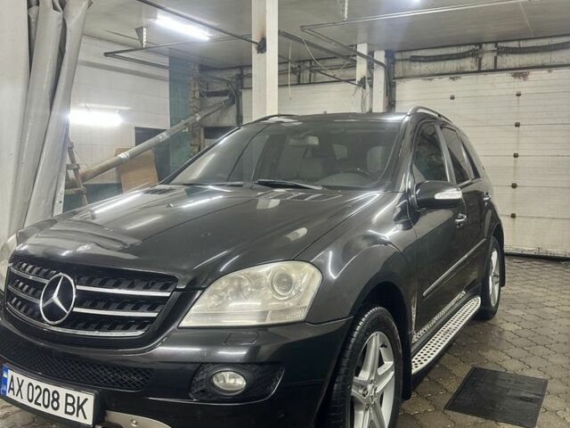 Чорний Мерседес МЛ 350, об'ємом двигуна 3.5 л та пробігом 241 тис. км за 9500 $, фото 1 на Automoto.ua
