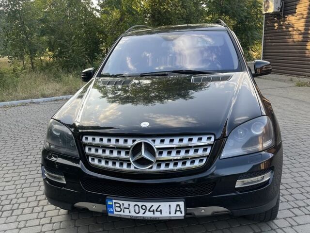 Черный Мерседес МЛ 350, объемом двигателя 3.5 л и пробегом 70 тыс. км за 11000 $, фото 1 на Automoto.ua