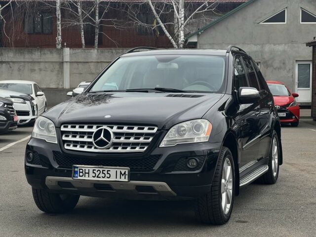 Черный Мерседес МЛ 350, объемом двигателя 3.5 л и пробегом 240 тыс. км за 272 $, фото 1 на Automoto.ua