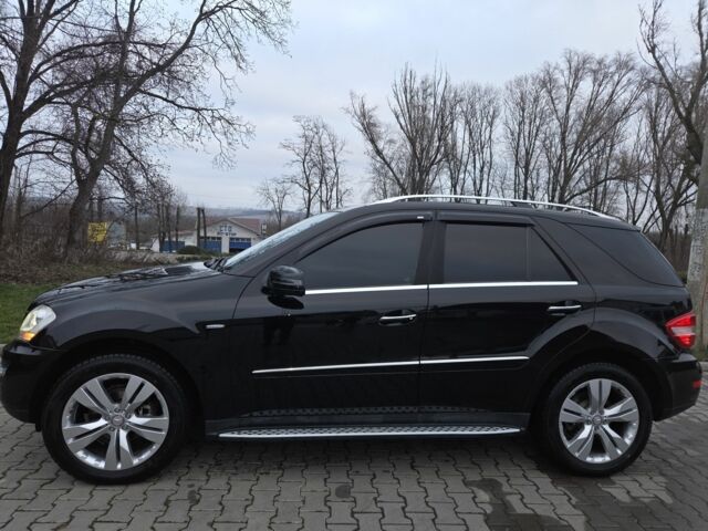 Черный Мерседес МЛ 350, объемом двигателя 3 л и пробегом 334 тыс. км за 17300 $, фото 1 на Automoto.ua