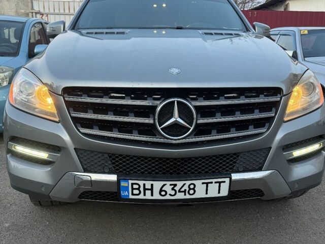 Серый Мерседес МЛ 350, объемом двигателя 3 л и пробегом 288 тыс. км за 539 $, фото 1 на Automoto.ua