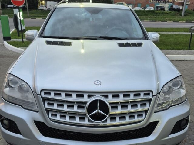 Серый Мерседес МЛ 350, объемом двигателя 3.5 л и пробегом 180 тыс. км за 11100 $, фото 1 на Automoto.ua