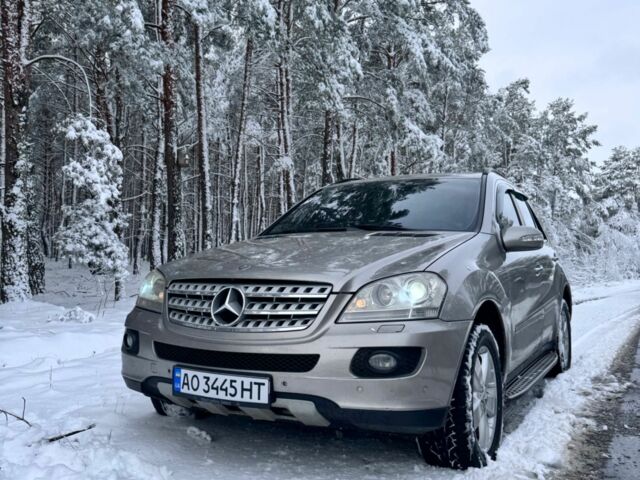 Серый Мерседес МЛ 350, объемом двигателя 3.5 л и пробегом 294 тыс. км за 11000 $, фото 1 на Automoto.ua