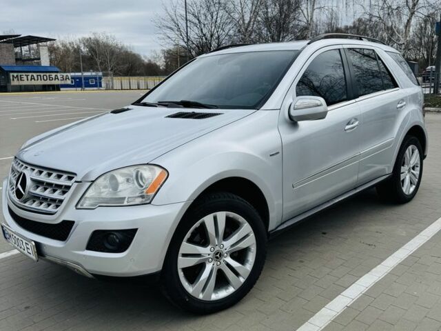 Сірий Мерседес МЛ 350, об'ємом двигуна 3 л та пробігом 30 тис. км за 17500 $, фото 1 на Automoto.ua
