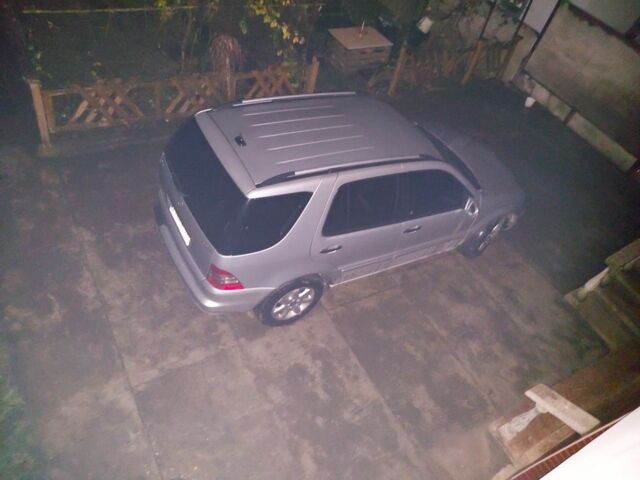 Сірий Мерседес МЛ 400, об'ємом двигуна 4 л та пробігом 280 тис. км за 5500 $, фото 1 на Automoto.ua