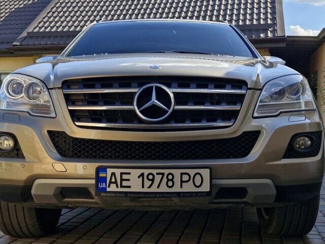 Бежевий Мерседес МЛ 500, об'ємом двигуна 5.5 л та пробігом 251 тис. км за 17899 $, фото 1 на Automoto.ua