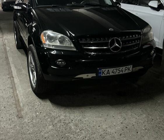 Черный Мерседес МЛ 500, объемом двигателя 5 л и пробегом 350 тыс. км за 9500 $, фото 1 на Automoto.ua