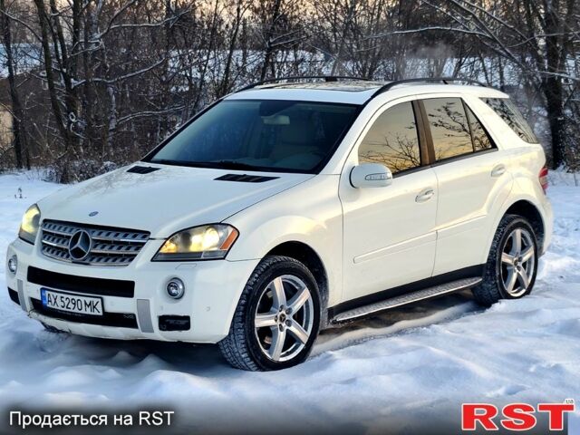 Белый Мерседес МЛ класс, объемом двигателя 3.5 л и пробегом 294 тыс. км за 9600 $, фото 1 на Automoto.ua