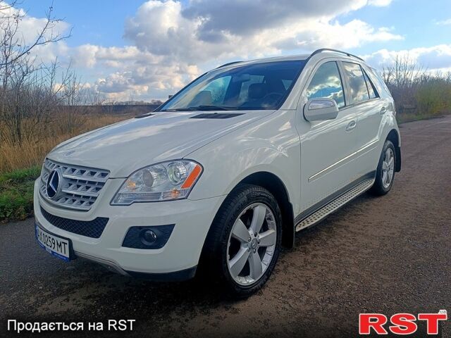 Белый Мерседес МЛ класс, объемом двигателя 3.5 л и пробегом 274 тыс. км за 14000 $, фото 1 на Automoto.ua