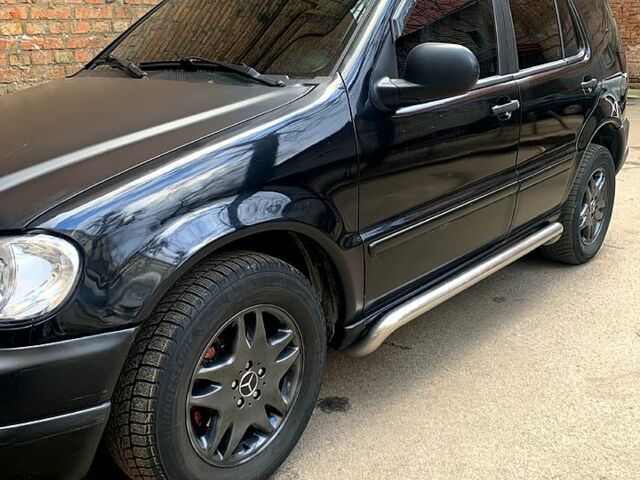 Чорний Мерседес ML-Class, об'ємом двигуна 3.2 л та пробігом 350 тис. км за 8100 $, фото 1 на Automoto.ua