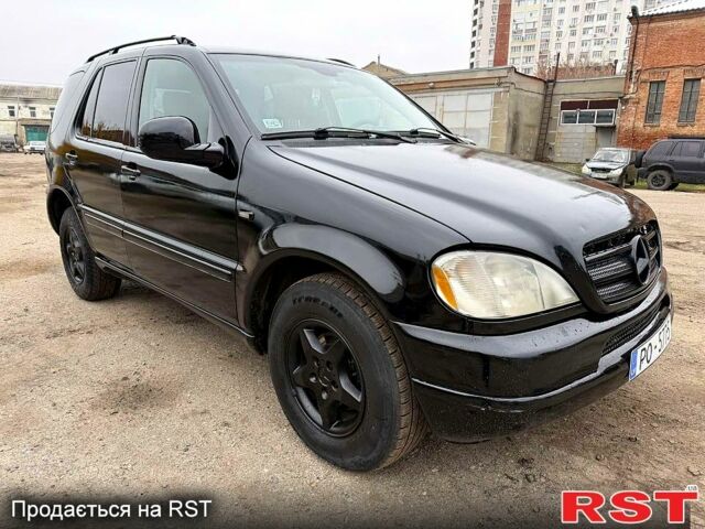 Черный Мерседес МЛ класс, объемом двигателя 3.2 л и пробегом 286 тыс. км за 3000 $, фото 1 на Automoto.ua