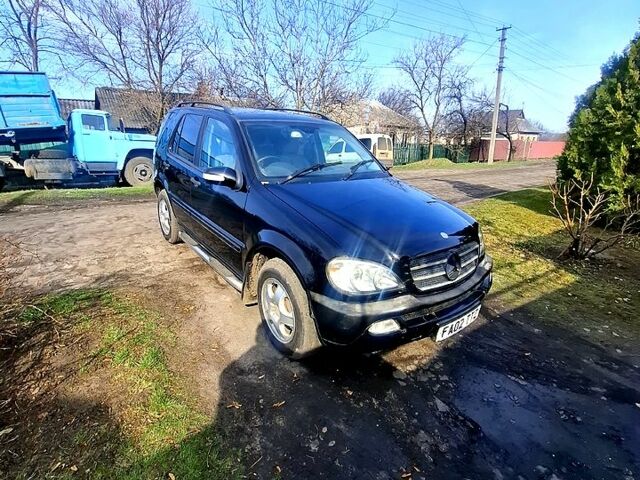 Чорний Мерседес МЛ класс, об'ємом двигуна 2.7 л та пробігом 180 тис. км за 3180 $, фото 1 на Automoto.ua