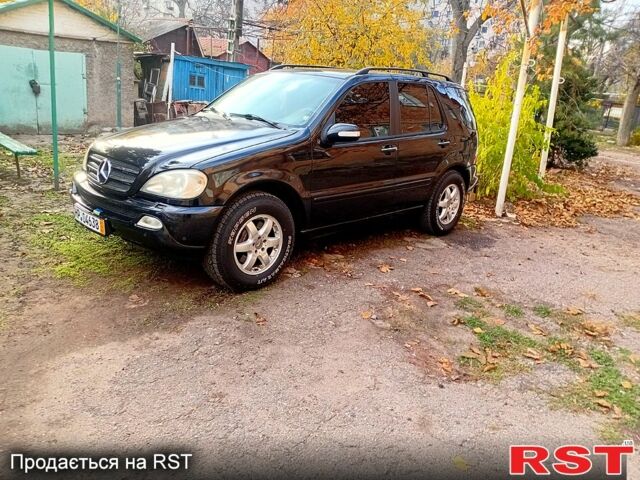 Черный Мерседес МЛ класс, объемом двигателя 4 л и пробегом 284 тыс. км за 5250 $, фото 1 на Automoto.ua