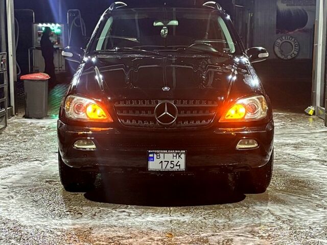 Черный Мерседес МЛ класс, объемом двигателя 3.7 л и пробегом 270 тыс. км за 8999 $, фото 1 на Automoto.ua