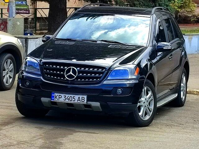 Черный Мерседес МЛ класс, объемом двигателя 3.5 л и пробегом 200 тыс. км за 10999 $, фото 1 на Automoto.ua