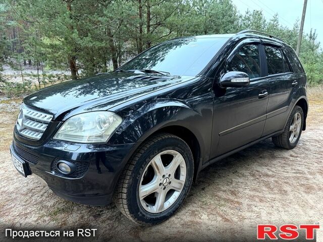 Черный Мерседес МЛ класс, объемом двигателя 3 л и пробегом 324 тыс. км за 11000 $, фото 1 на Automoto.ua