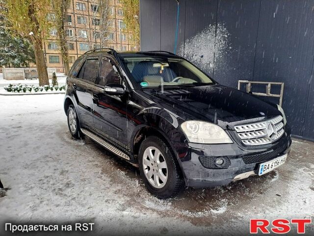 Чорний Мерседес ML-Class, об'ємом двигуна 3 л та пробігом 300 тис. км за 12999 $, фото 1 на Automoto.ua