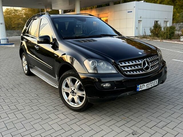Черный Мерседес МЛ класс, объемом двигателя 3.5 л и пробегом 360 тыс. км за 12000 $, фото 1 на Automoto.ua