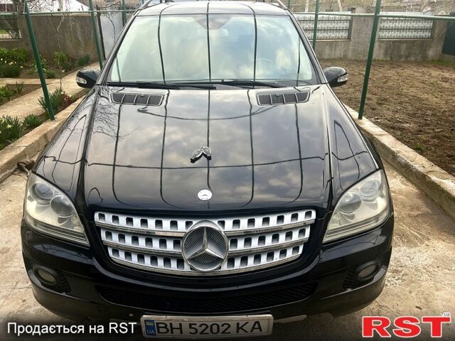 Чорний Мерседес МЛ класс, об'ємом двигуна 3 л та пробігом 300 тис. км за 12000 $, фото 1 на Automoto.ua