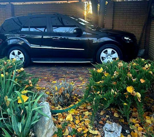 Черный Мерседес МЛ класс, объемом двигателя 3.5 л и пробегом 284 тыс. км за 8999 $, фото 1 на Automoto.ua