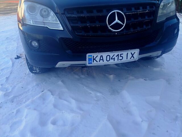 Черный Мерседес МЛ класс, объемом двигателя 3.5 л и пробегом 411 тыс. км за 10200 $, фото 1 на Automoto.ua