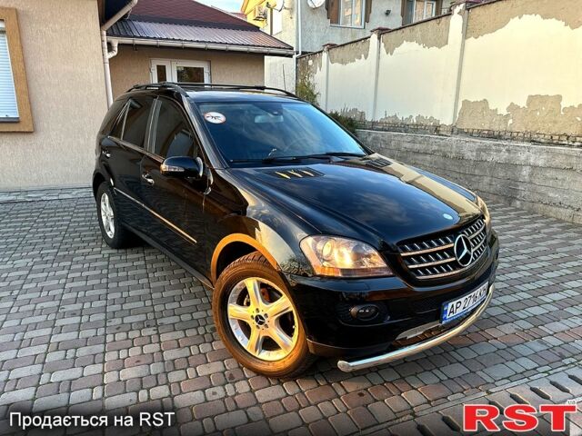 Черный Мерседес МЛ класс, объемом двигателя 3.5 л и пробегом 230 тыс. км за 7500 $, фото 1 на Automoto.ua