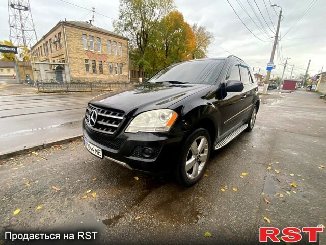 Черный Мерседес МЛ класс, объемом двигателя 3.5 л и пробегом 204 тыс. км за 10200 $, фото 1 на Automoto.ua