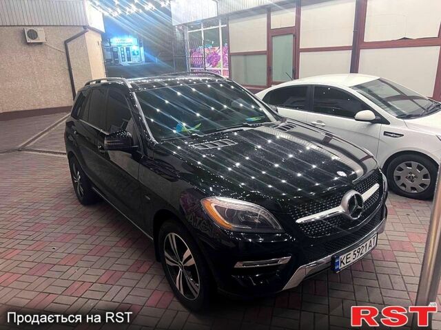Черный Мерседес МЛ класс, объемом двигателя 3 л и пробегом 178 тыс. км за 28000 $, фото 1 на Automoto.ua