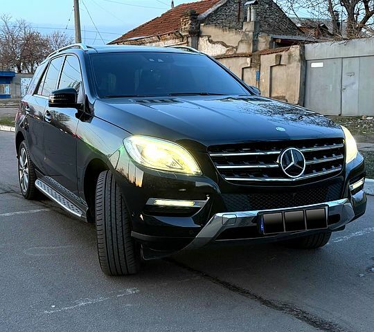 Черный Мерседес МЛ класс, объемом двигателя 22 л и пробегом 185 тыс. км за 25000 $, фото 1 на Automoto.ua