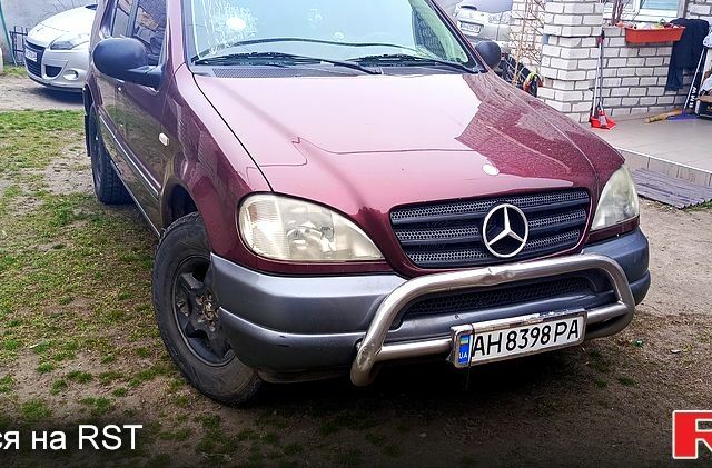 Червоний Мерседес ML-Class, об'ємом двигуна 3.2 л та пробігом 300 тис. км за 6000 $, фото 1 на Automoto.ua