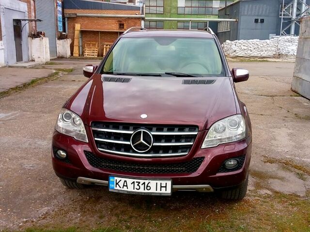 Мерседес МЛ класс 2009 в Никополе на Automoto.ua Красный Мерседес МЛ класс, объемом двигателя 3.5 л и пробегом 347 тыс. км за 13000 $, фото 1 на Automoto.ua