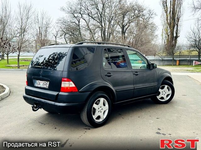 Мерседес МЛ класс, объемом двигателя 4 л и пробегом 256 тыс. км за 3750 $, фото 1 на Automoto.ua